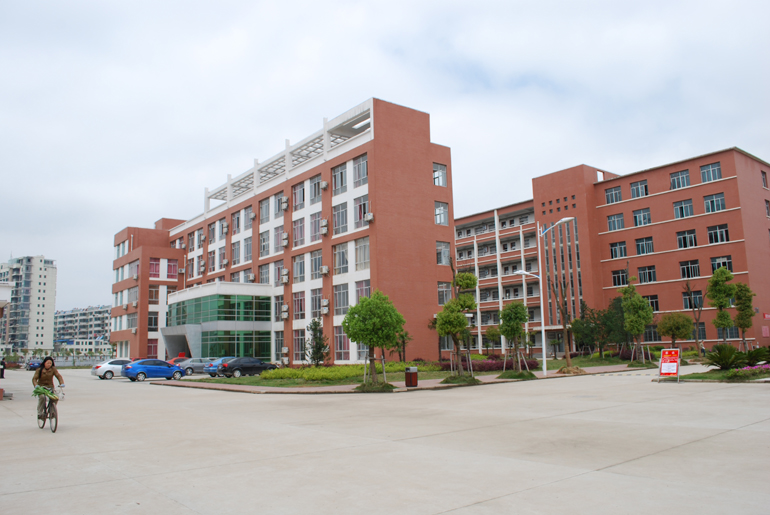 中组织部分教师赴临川一中,新建一中考察